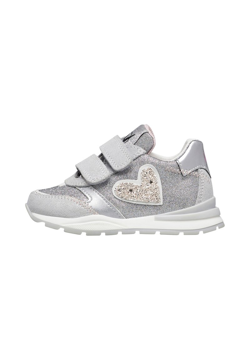 Sneakers grigi e argentati con un dettaglio a cuore glitterato, cinturini con chiusura a velcro e una parte superiore testurizzata su una suola in gomma bianca.