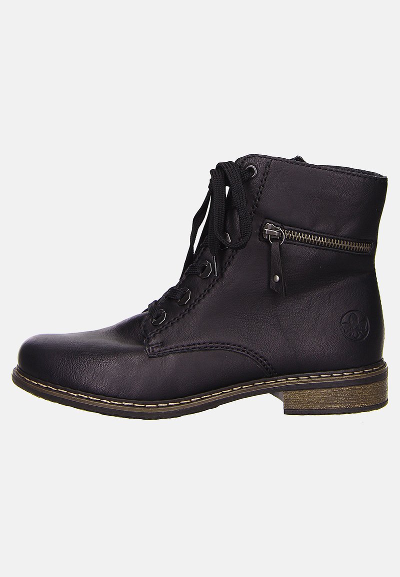 Bottines en cuir noir avec un laçage à l'avant, une fermeture éclair sur le côté et un petit talon en bois. Dotées de détails de couture et d'un logo sur le côté.