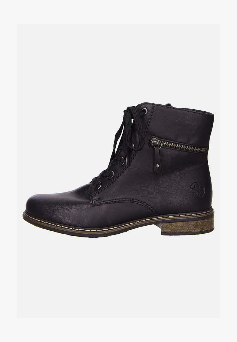 Bottines en cuir noir avec un laçage à l'avant, une fermeture éclair sur le côté et un petit talon en bois. Dotées de détails de couture et d'un logo sur le côté.