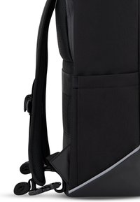 Rucsac negru cu un design structurat, realizat dintr-un material texturat. Dispune de bretele padded pentru umeri, accente din plasă și un buzunar lateral.