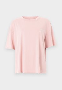 Μαλακό ροζ βαμβακερό T-shirt με κοντά μανίκια, στρογγυλή λαιμόκοψη και διακριτικό λευκό κείμενο στο πάνω αριστερό μέρος του στήθους.