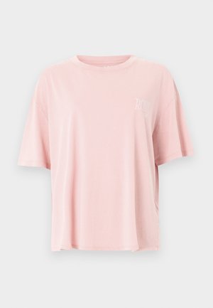 Μαλακό ροζ βαμβακερό T-shirt με κοντά μανίκια, στρογγυλή λαιμόκοψη και διακριτικό λευκό κείμενο στο πάνω αριστερό μέρος του στήθους.