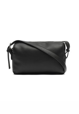 Borsa a tracolla in pelle nera, forma rettangolare, texture liscia, singolo manico regolabile, chiusura con zip superiore, design minimalista con accenti sottili.
