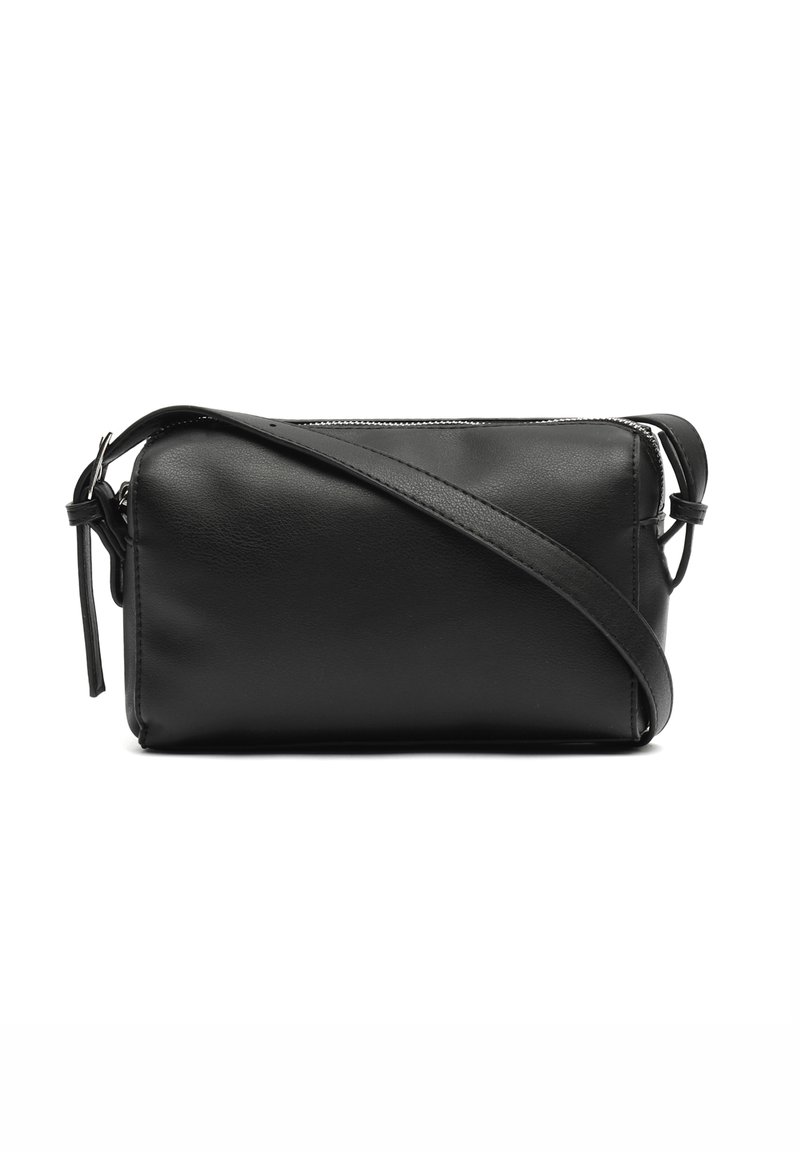 Borsa a tracolla in pelle nera, forma rettangolare, texture liscia, singolo manico regolabile, chiusura con zip superiore, design minimalista con accenti sottili.