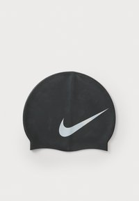 Bonnet de bain en silicone noir avec une texture lisse et un logo Nike en blanc bien visible sur le devant ; forme arrondie pour un ajustement sécurisant.