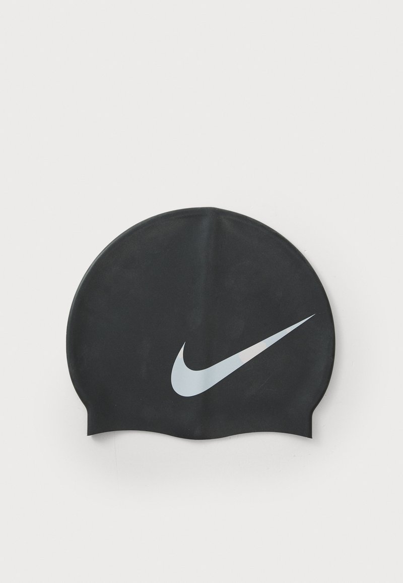 Bonnet de bain en silicone noir avec une texture lisse et un logo Nike en blanc bien visible sur le devant ; forme arrondie pour un ajustement sécurisant.