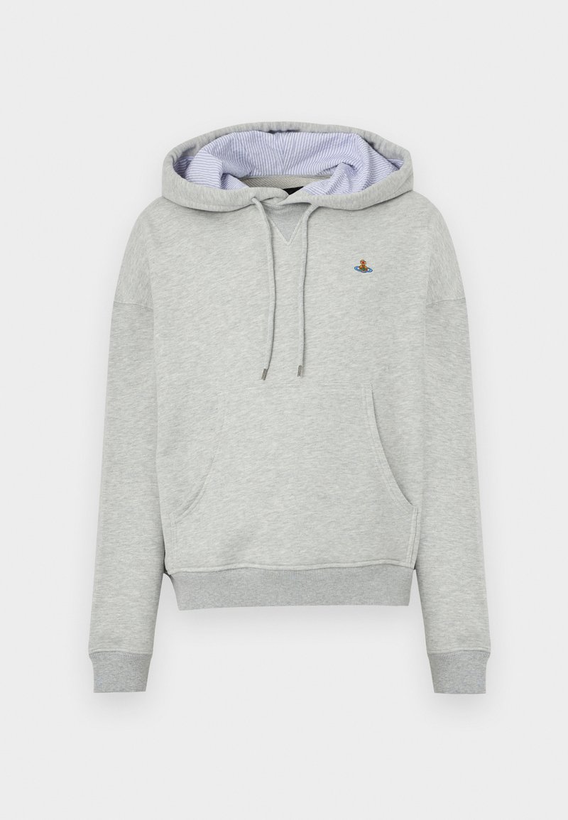 Sweat-shirt à capuche gris avec une poche avant, des poignets et un ourlet côtelés. Capuche doublée avec un motif à rayures bleu clair et blanc ; détail brodé simple.