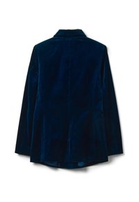 Blazer de terciopelo azul marino con cuello de muesca, mangas largas y corte entallado. Textura suave, sin cierres o adornos visibles.