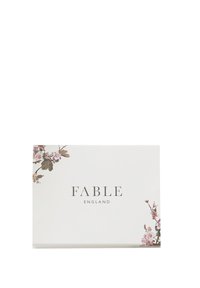 Biely obdĺžnikový box s kvetinovými akcentmi v ružovej a zelenej farbe. "FABLE ENGLAND" je vytlačené elegantnou šedou typografiou. Jednoduchý dizajn.