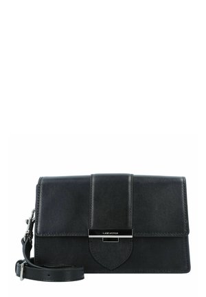Borsa a tracolla in pelle nera con chiusura a patta, accessori in argento e tracolla removibile. Presenta una superficie liscia e un bordo inferiore arrotondato.