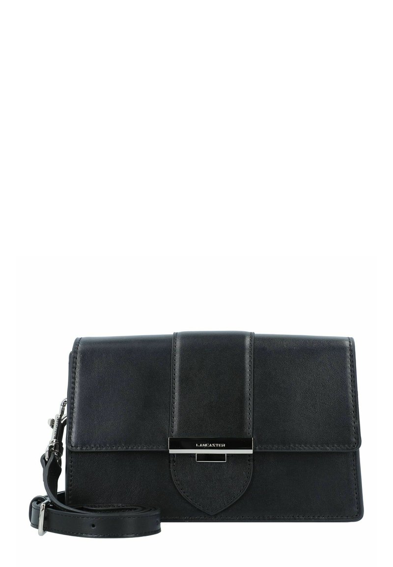 Borsa a tracolla in pelle nera con chiusura a patta, accessori in argento e tracolla removibile. Presenta una superficie liscia e un bordo inferiore arrotondato.