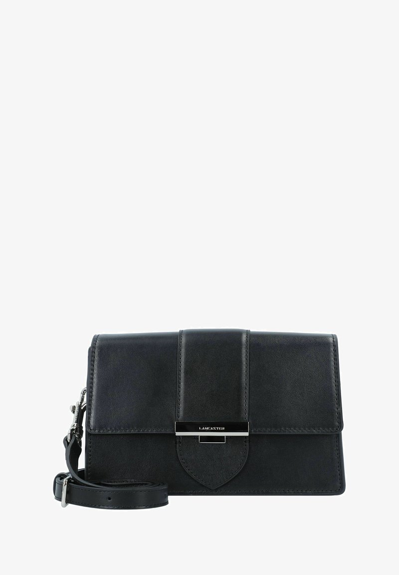 Borsa a tracolla in pelle nera con chiusura a patta, accessori in argento e tracolla removibile. Presenta una superficie liscia e un bordo inferiore arrotondato.