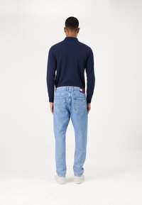 Tommy Jeans ISAAC RELAXED - Jeans Tapered Fit - denim light