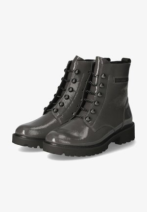 Harmaat kiiltonahkaiset nilkkurit, joissa on metalliset silmukat, mustat nauhat ja teksturoitu pinta. Niissä on musta kumipohja ja vetoketjut koristeena.