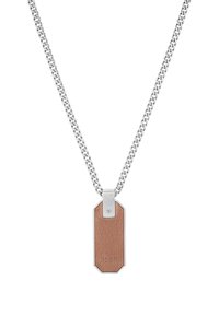 Collana in metallo con pendente rettangolare in legno marrone. Il pendente presenta una texture spazzolata e componenti metalliche color argento.