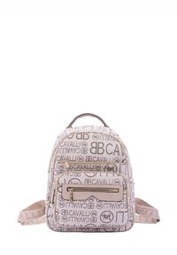 Sac à dos en tissu beige avec motif logo, équipé d'une poche zippée à l'avant et d'une poignée sur le dessus, de bretelles ajustables et d'accents en métal.