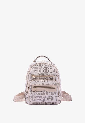 Zaino in tessuto beige con motivo logo, dotato di tasca frontale con zip, manico superiore, spallacci regolabili e dettagli in metallo.
