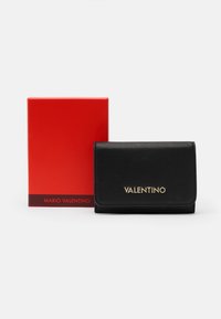 Čierna kožená peňaženka s textúrovaným povrchom, so zlatým logom "VALENTINO". Dodávaná s červenou darčekovou krabičkou označenou "MARIO VALENTINO".