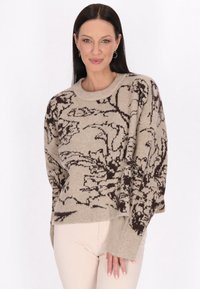 Maglione beige lavorato a maglia con motivo astratto marrone, colletto rotondo, vestibilità comoda e polsini a costine. Tessuto morbido, maniche lunghe, ampia copertura.