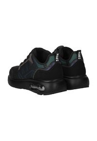 Een paar zwarte sport sneakers met blauwe en groene accenten, zichtbare luchtkussenzolen en trekbanden met de tekst "RDR & G" op de hiel.
