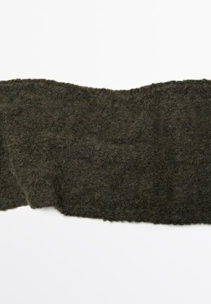 Mørkegrøn strikket uldhalstørklæde med tekstureret overflade og ujævne kanter, der har en blød, fnugget fornemmelse. Velegnet til varme og komfort.