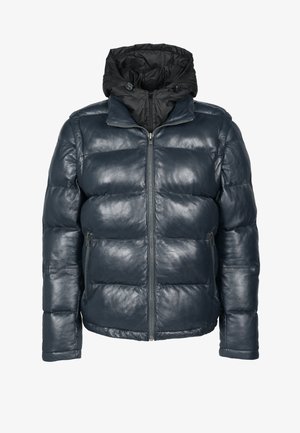 Doudoune bleu marine avec un extérieur en cuir brillant, capuche noire amovible, fermeture éclair à l'avant et deux poches latérales. Design quilté texturé.