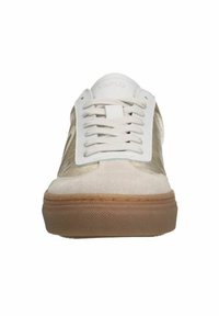 Lace-up sneakers met een beige suede bovenkant en metallic gouden accenten, voorzien van witte veters, een gestructureerde rubberen zool en een minimalistisch ontwerp.