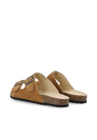 Sandalias de ante marrón con plantilla de corcho, dos hebillas ajustables, punta abierta y suela de goma negra con agarre texturizado.