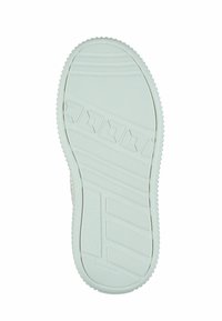 Weiße Gummisohle mit strukturierten Griffmustern, Rillen und einer ausgeprägten Kante sowie einer abgerundeten Zehenpartie.