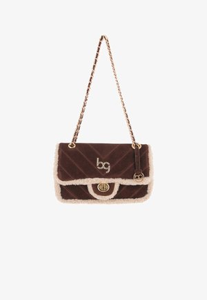 Bolso de mano acolchado marrón con trim de borreguillo beige, cierre de palanca dorado, cadena como asa y pequeño charm dorado con logo.
