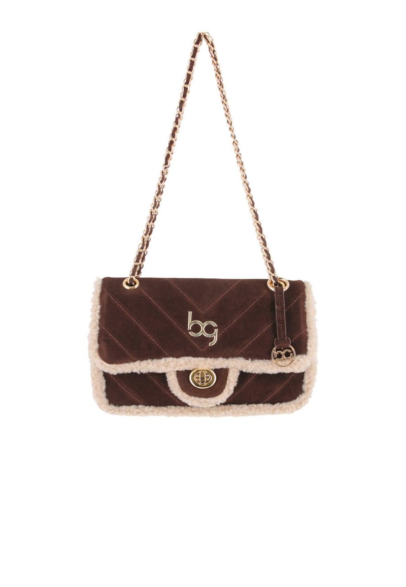 Bolso de mano acolchado marrón con trim de borreguillo beige, cierre de palanca dorado, cadena como asa y pequeño charm dorado con logo.
