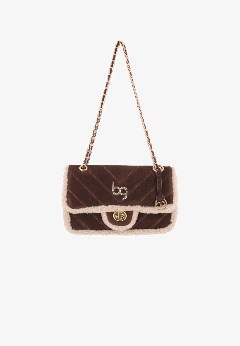 Bolso de mano acolchado marrón con trim de borreguillo beige, cierre de palanca dorado, cadena como asa y pequeño charm dorado con logo.