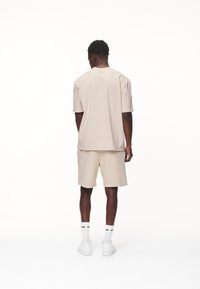 Pegador LOGO - Shorts - washed desert sand/black gum