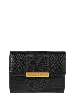 Zwart textuur portemonnee gemaakt van synthetisch materiaal. Bevat een gouden hardware accent met de merknaam en een klepafsluiting. Compacte rechthoekige vorm.