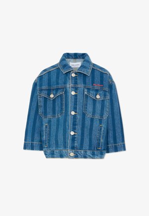 Veste en denim rayée bleue avec boutons argentés, deux poches à rabat sur la poitrine, poches latérales, et broderie rouge "Bobo Choses" sur le côté supérieur gauche.