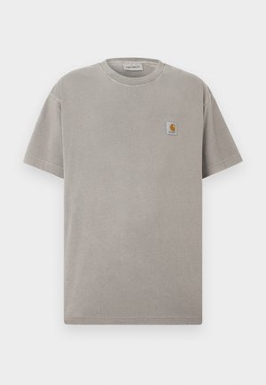 Γκρι βαμβακερό μπλουζάκι με κοντά μανίκια, στρογγυλή λαιμόκοψη και μικρό τετράγωνο λογότυπο στο αριστερό στήθος. Ομαλή υφή και άνετη εφαρμογή.