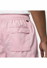 Nike Sportswear M NSW SPE WVN LND FLOW SHORT - Calças de fato de treino - medium soft pink white