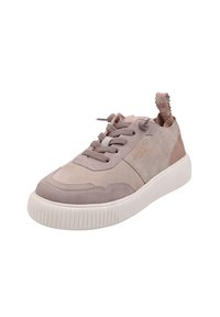 Jasnobrązowy zamszowy sneaker z grubą białą gumową podeszwą, sznurowany z przodu, z pętelką na pięcie, ukazany pod kątem, pokazujący zewnętrzną stronę i nosek buta.