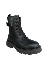 Stivaletto in pelle nera con punta rotonda, allacciatura frontale e fibbia laterale. Presenta una suola spessa e un dettaglio con logo sulla gamba.