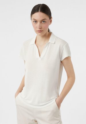 Weißes Kurzarm-Polohemd mit V-Ausschnitt. Hergestellt aus leichtem Stoff, mit lässigem Schnitt und nahtlosem Schulterdesign.