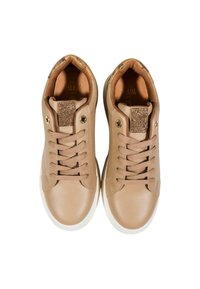 Sneakers in pelle beige con lacci beige, suole bianche e dettaglio rettangolare luccicante sulla linguetta, mostrati in vista dall'alto.
