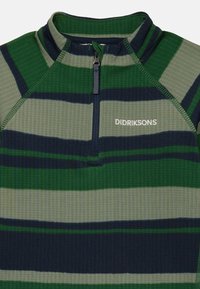 Pull-over zippé à quart à rayures vertes et marine avec le logo Didriksons brodé sur la poitrine.