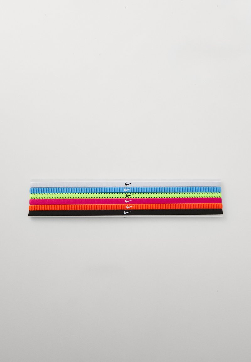 Set di quattro fascia per capelli Nike: bianca, blu, verde neon e nera. Ognuna presenta un materiale testurizzato con un design sottile e un piccolo logo.