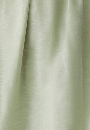 Lysgulvt stof med en glat, struktureret overflade. Har subtile vævede mønstre og blød glans, der hænger elegance.