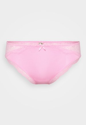 Ροζ σλιπ με δαντέλα και λεία, μαλακή υφή. Διαθέτει μια μικρή λεπτομέρεια φιόγκου μπροστά και κυματιστές άκρες κατά μήκος της μέσης.