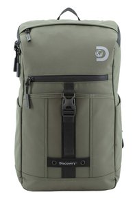 Mochila de nylon verde con respaldo acolchado, asa superior, bolsillo frontal con cremallera y correas laterales ajustables con detalles en negro.