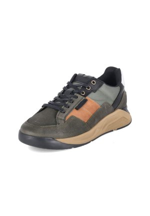 Zapatilla deportiva para hombre con paneles de color verde oscuro, negro y marrón y suela gruesa beige, mostrada en un ángulo de tres cuartos sobre fondo blanco.