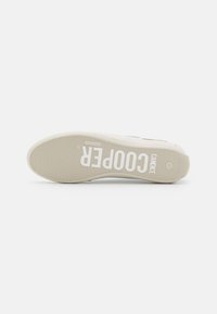 Zapatilla blanca con una suela de goma texturizada, que presenta un reverso beige y una llamativa letra "COOPER" en blanco. El diseño es simple y contemporáneo.