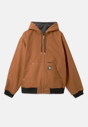 Smeđa zip-up dukserica s kapuljačom, crnim žribanim rukavima, zlatnim detaljima na zatvaraču i logotipom na prednjoj strani. Izrađena od izdržljivog materijala.