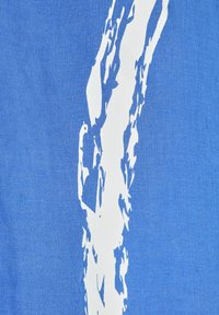 Blauter Stoff mit einem weißen abstrakten Design, das fließende Formen und unterschiedliche Transparenzen zeigt, wodurch ein strukturierter, geschichteter visueller Effekt entsteht.